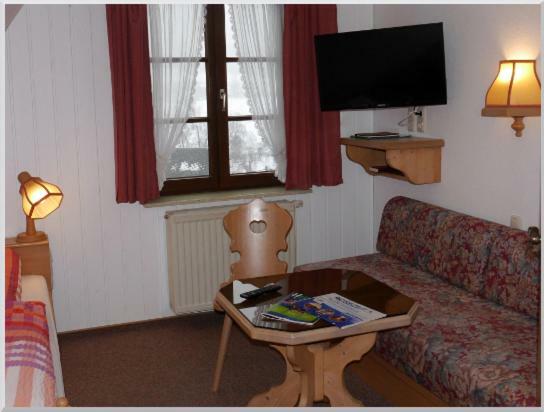 Gasthof-Pension Rotes Haus クロルト・オーバーヴィーゼンタール エクステリア 写真